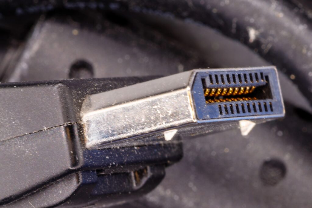 Mini displayport cable connector showing internal pins